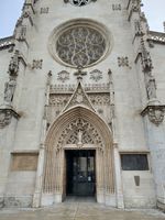 (2026) Zoom sur la rosace vitrail au-dessus de l’entrée de la basilique.